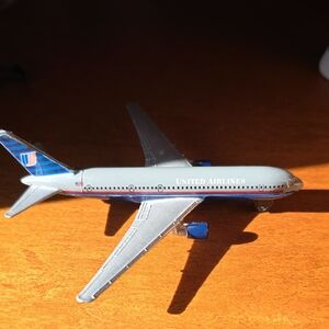 United Airlines A201 Toy Plane
